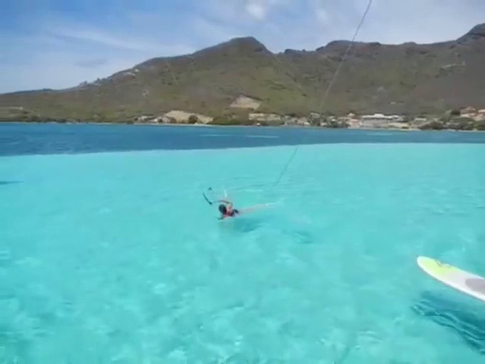 Chute de 25m de haut en Kite Surf.. En mode gros plat