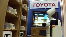 棚からものを取るトヨタHSR (human support robot)
