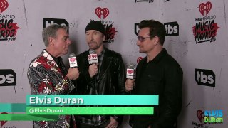 Elvis Duran conversa com Bono e The Edge (U2) sobre o prêmio 