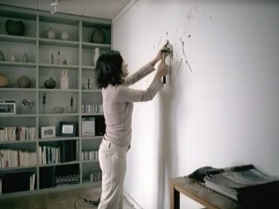 Pub-assurance-femme-bricoleuse