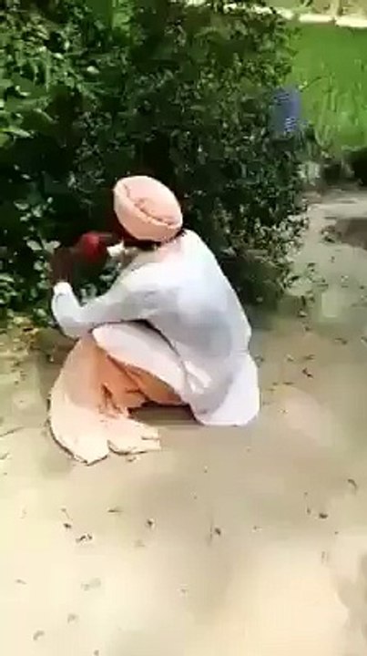sanp pakarne wale dar se shalwar mein peshab nikal gaya zara dekhiye mazahiya video,,