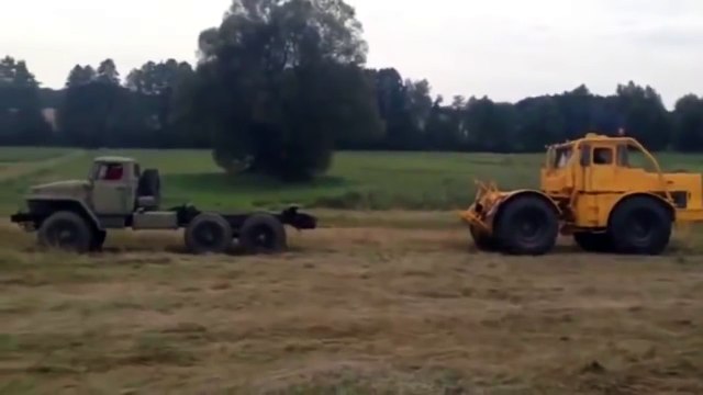 Урал 375 против К 700 Кировец Вот это битва