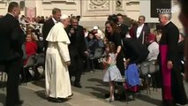 La piccola Lizzy sta per diventare cieca e sorda: ecco il gesto d'affetto di Papa Francesco