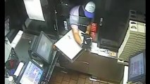 Un cambrioleur essaye d'arracher la caisse au drive in d'un fast food... FAIL