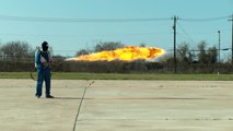 Un lance flammes de 15m filmé en super ralenti !