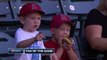 Ce gamin ne sait pas comment manger un hot dog.. Ok hop saucisse à la main