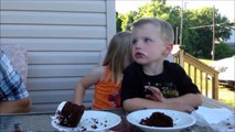 Un gamin gourmand vole le gateau de sa soeur!