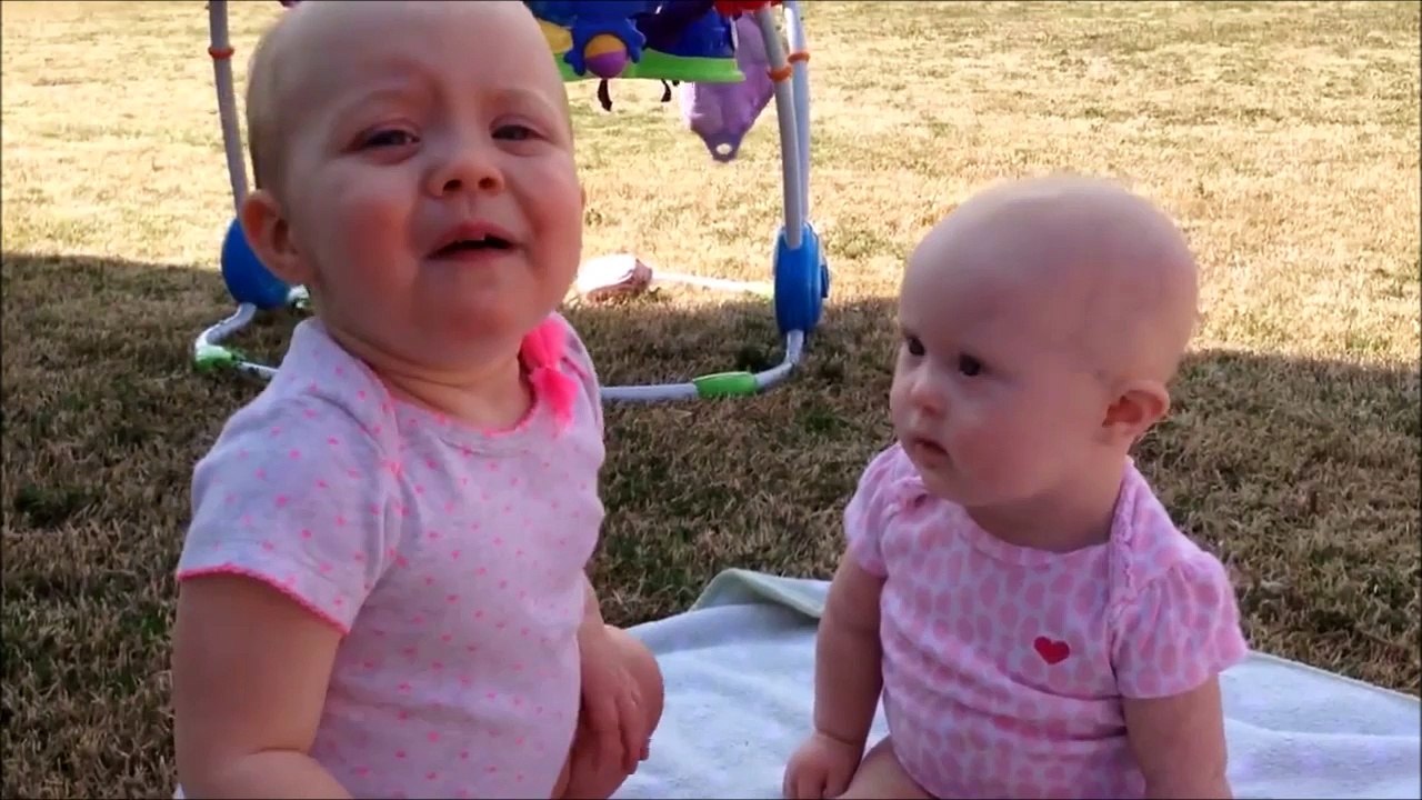 Un éternuement de bébé peut en faire tomber un autre... Effet papillon version bambin