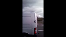 Un conducteur filmé en train de se faire plaisir au volant... WTF???