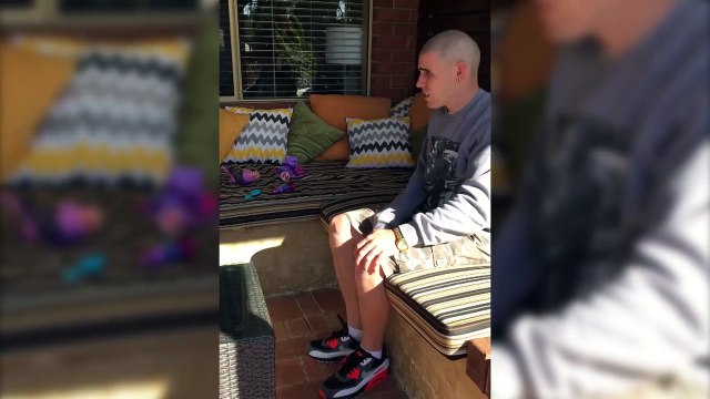 Un papa cruel fait une mauvaise blague à son jeune fils