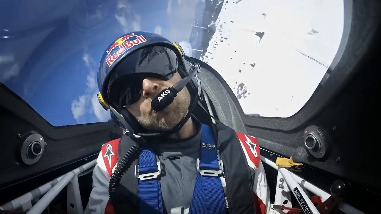 Slalom fou d'un avion entre des éoliennes