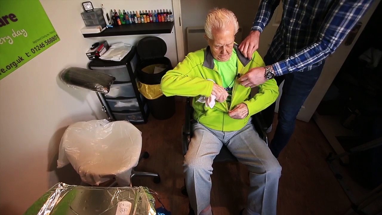 Un homme de 104 ans devient la personne la plus âgée à se faire tatouer !
