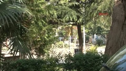 Çocuk Parkında Ağaca Asılı Çanta Alarmı