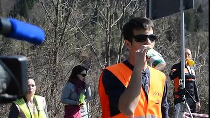 Adepto de rali da espetaculo com lata de cerveja