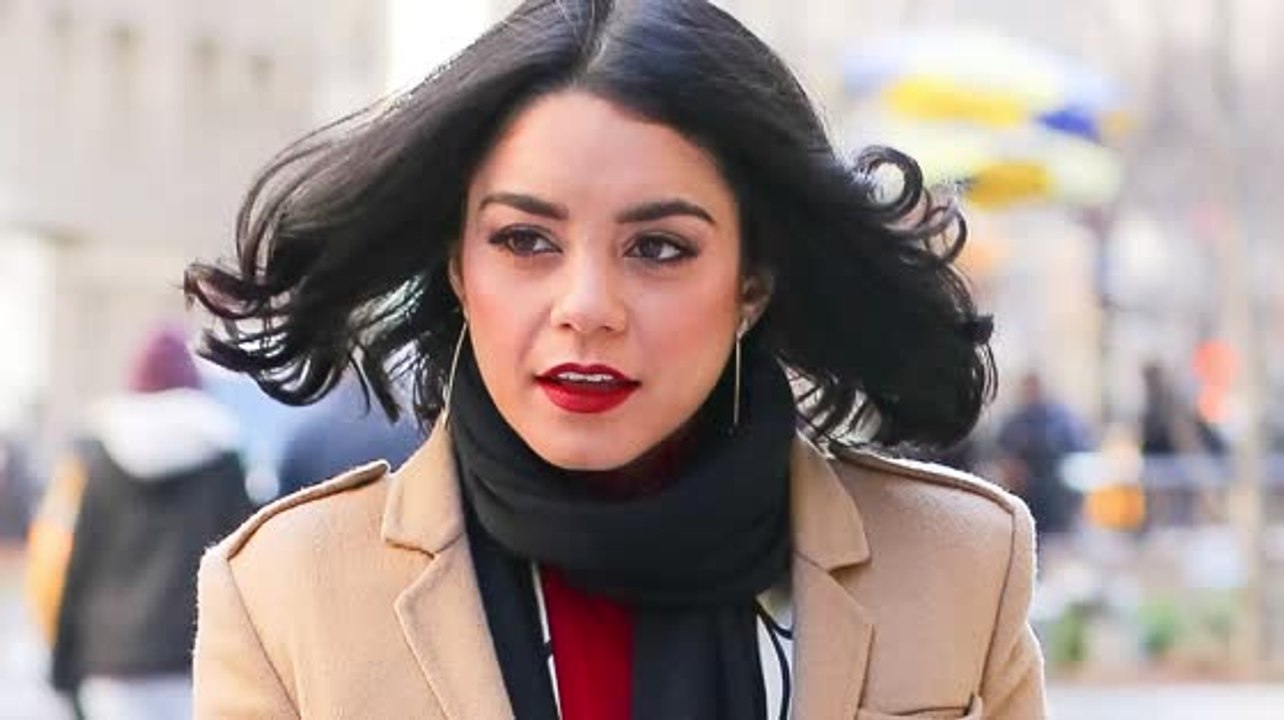 Vanessa Hudgens wird dafür bestraft etwas in einen Stein gekratzt zu haben