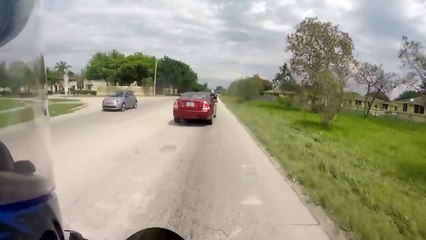 Road rage : un conducteur flippant poursuit une moto sans raison