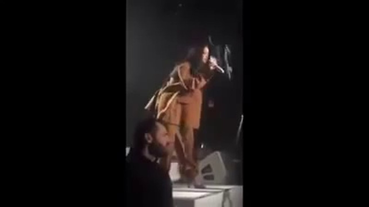 Muslim guy chants 'Allah o Akbar' on mic during Rihanna's concert اللہ اکبر