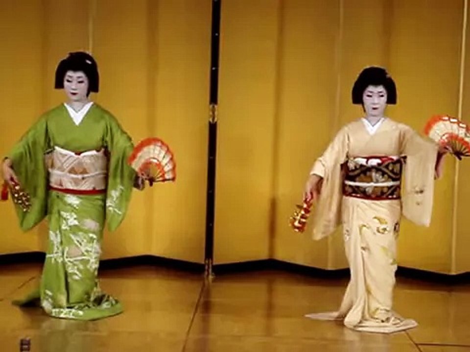Beautiful traditional Japanese Dance: Kabuki Dance