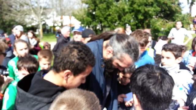 Séance d'autographes par Sébastien Chabal à Saint Denis de l'Hôtel