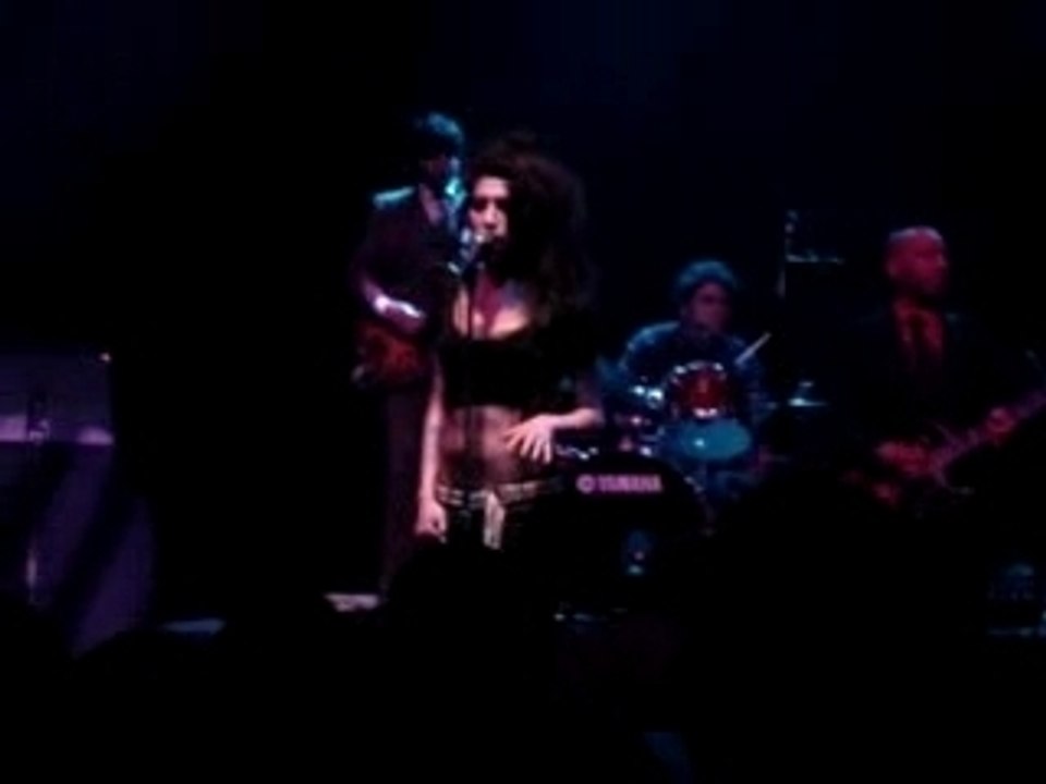 Pt.1 -Amy Winehouse-He Can Only Hold Her