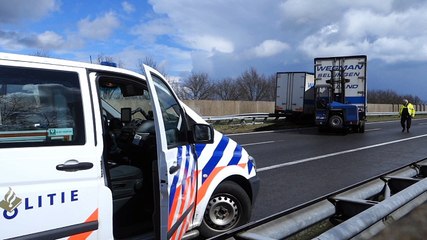 Vrachtwagen en aanhanger belanden in middenberm op A7 - RTV Noord