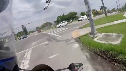 Poursuite entre un automobiliste et un motard