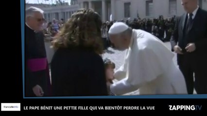 Le Pape bénit une petite fille qui va bientôt perdre la vue