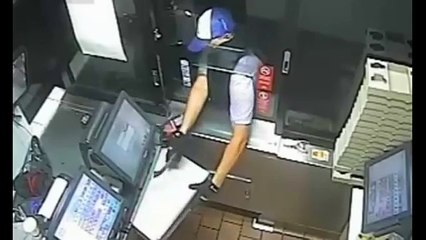 Скачать видео: Un cambrioleur tente de voler la caisse d'un fast-food