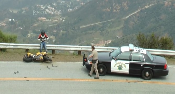 Crash d'une moto devant la police
