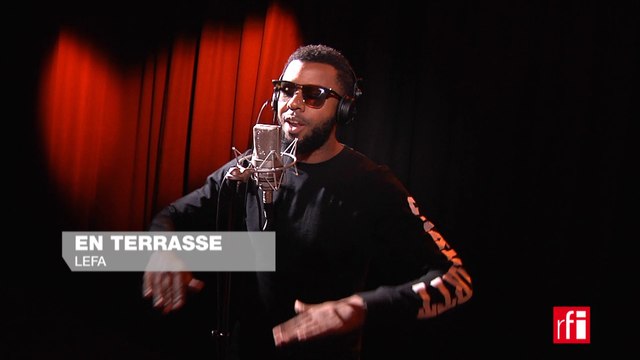 Lefa chante En terrasse dans Couleurs tropicales