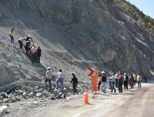 Karayolu Yamacına Çelik Ağ Geren Dağcıların Halatı Koptu: 1 Ölü, 4 Yaralı