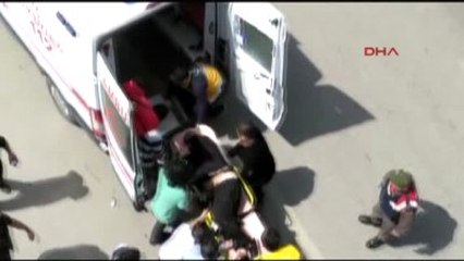 Karabük Üst Geçit Ayağına Çarpan Otomobilde 2 Kişi Yaralandı