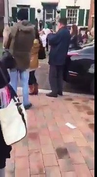 3 mamies déguisées offrent un spectacle sensationnel au beau milieu de la rue !