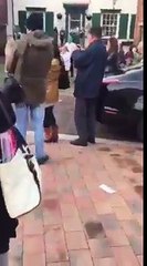 3 "mamies" déguisées offrent un spectacle sensationnel au beau milieu de la rue !