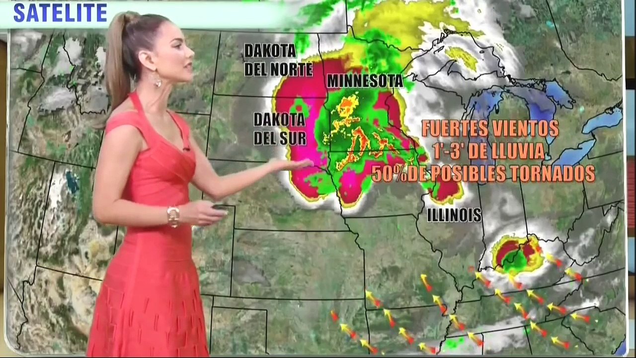 Ximena Córdoba "headlights" on ¡Despierta América! 6 22 15 part 1 norm