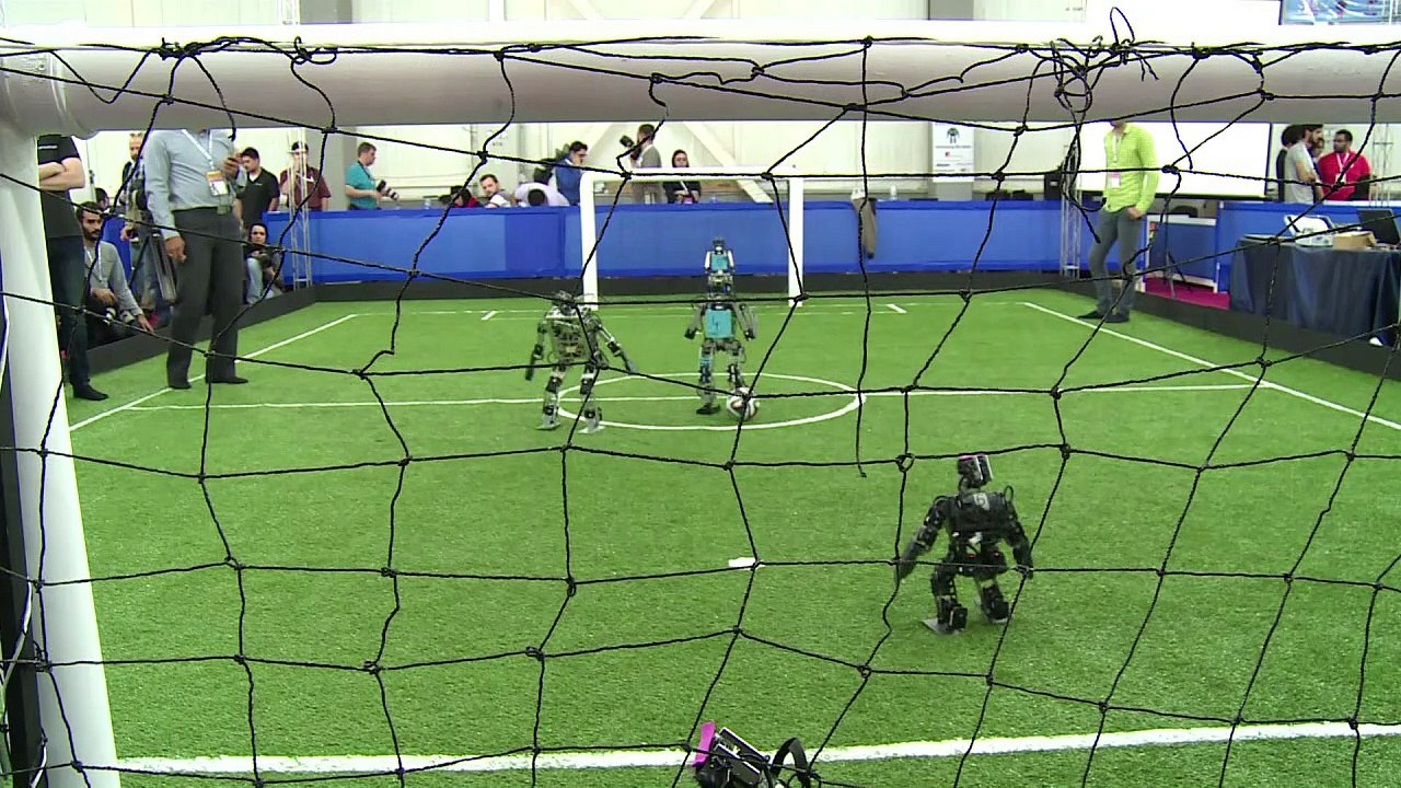 RoboCup: Roboter spielen Fussball im Iran