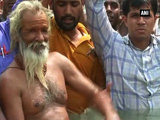 Gorakhpur villagers stand in waist-deep water, demanding construction of concrete bridge over Rapti