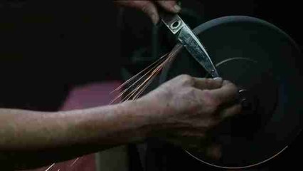 Una de las últimas guardianas del oficio de afiladora en Singapur