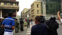 Chavistas agredieron a opositores en las afueras del CNE