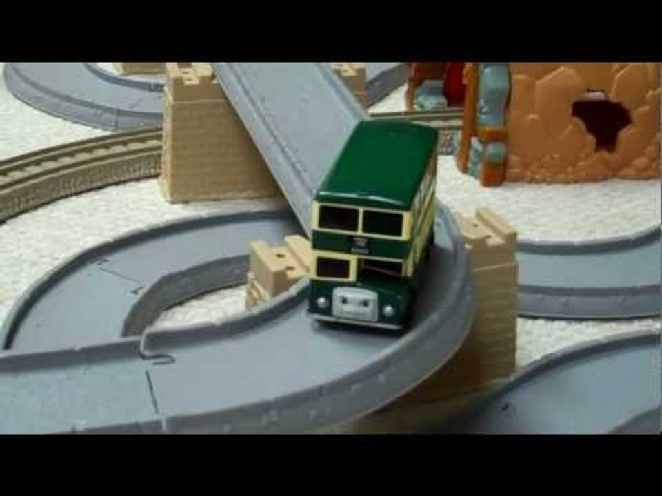 Trackmaster Motorized Thomas The Train GREEN BULGY Bus on a large train set Kids Toy