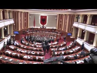 Report TV - Sherr në Kuvend, Paloka godet Braçen në foltore,ndërhyn garda