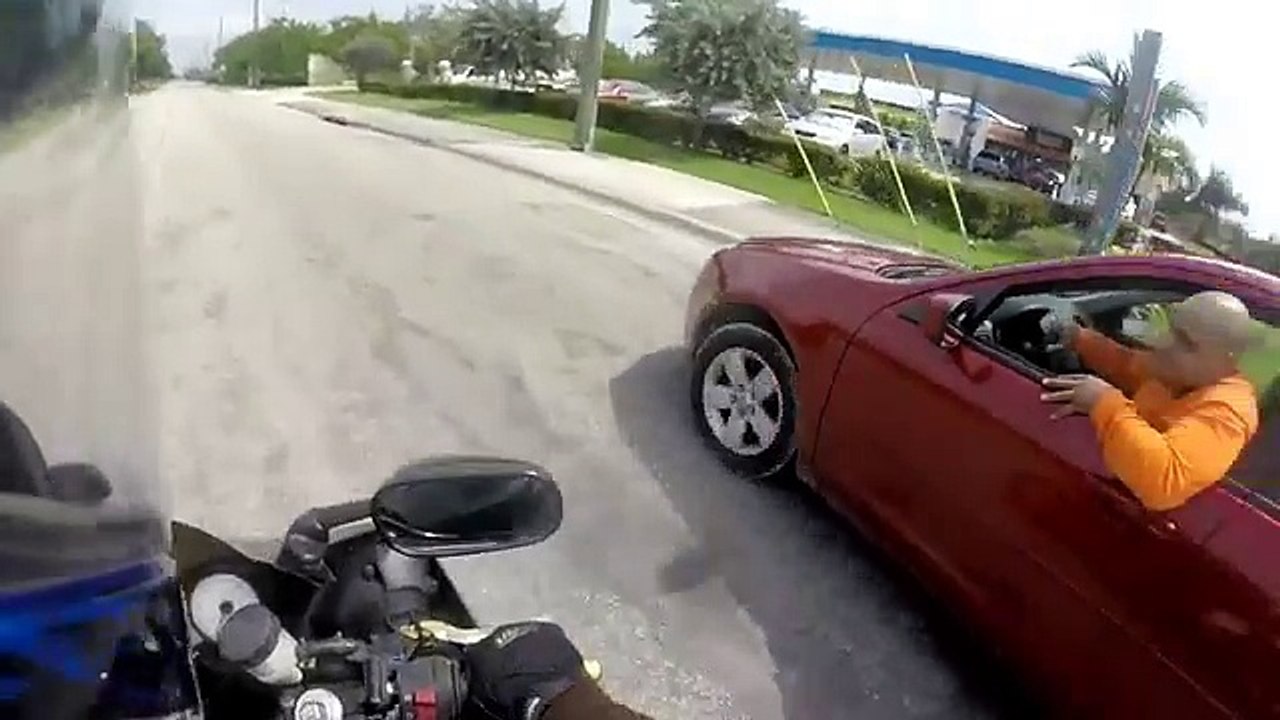 Un motard pourchassé par un automobiliste