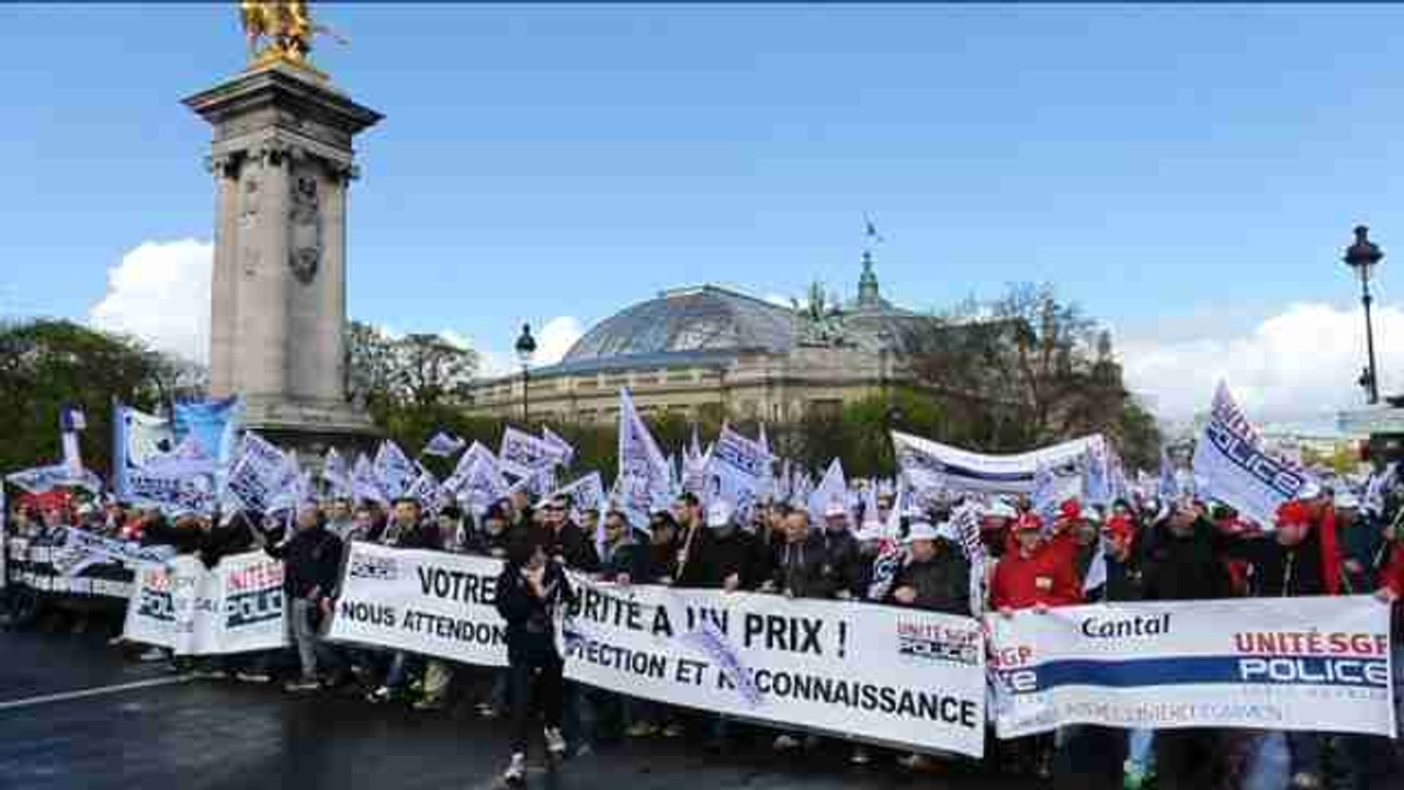 Policías franceses protestan para pedir un aumento salarial ante los nuevos riesgos