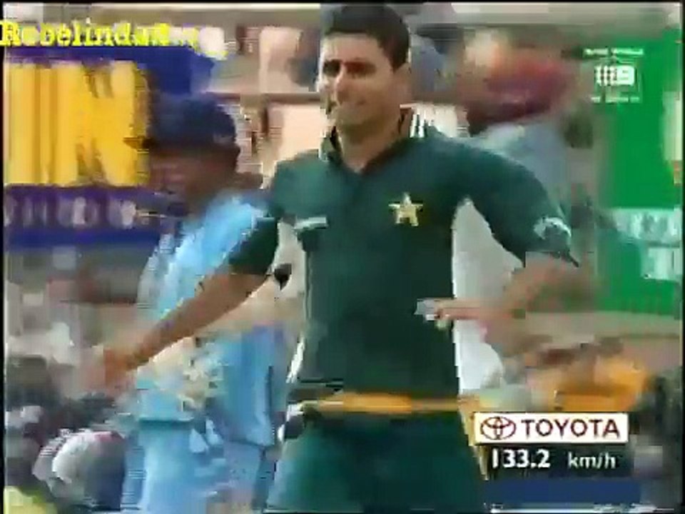[SD] Abdul Razzaq against Tendulkar in 2000 CUB Series