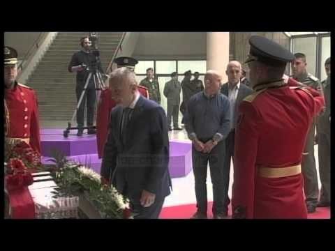 Tiranë, homazhe për dy pilotët në Pallatin e Kongreseve - Top Channel Albania - News - Lajme