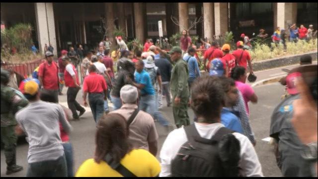 Opositores venezolanos son atacados después de exigir referendo revocatorio