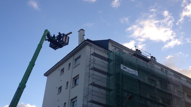 Les couvreurs sécurisent une cheminée endommagée