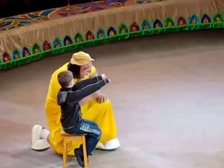 Самый невнимательный мальчик рассмешил весь цирк