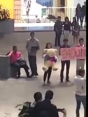 Le pidió que fuera su novia delante de toda la universidad y así le respondió