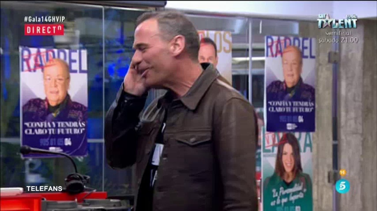 Carlos Lozano habla por teléfono con su hija Luna